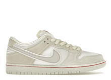 Charger l&#39;image dans la galerie, Nike SB Dunk Low City of Love Os clair
