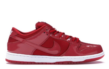 Charger l&#39;image dans la galerie, Nike SB Dunk Low en cuir verni rouge
