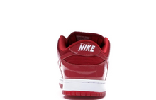 Charger l&#39;image dans la galerie, Nike SB Dunk Low en cuir verni rouge
