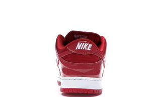 Nike SB Dunk Low en cuir verni rouge