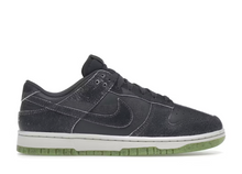 Charger l&#39;image dans la galerie, Nike Dunk Low Retro PRM Halloween (2022)
