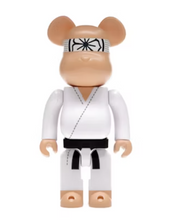 Charger l&#39;image dans la galerie, Bearbrick Cobra Kai Miyagi-Do Karaté 400%
