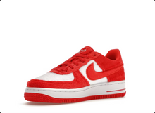 Charger l&#39;image dans la galerie, Nike Air Force 1 Low en polaire pour la Saint-Valentin (2024)
