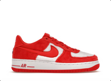 Charger l&#39;image dans la galerie, Nike Air Force 1 Low en polaire pour la Saint-Valentin (2024)
