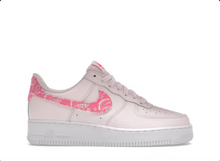 Charger l&#39;image dans la galerie, Pack Paisley Nike Air Force 1 Low &#39;07 Rose
