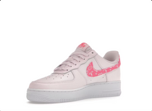 Charger l&#39;image dans la galerie, Pack Paisley Nike Air Force 1 Low &#39;07 Rose
