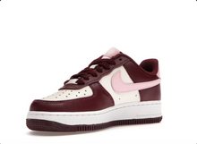 Charger l&#39;image dans la galerie, Nike Air Force 1 Low &#39;07 Saint-Valentin (2023)
