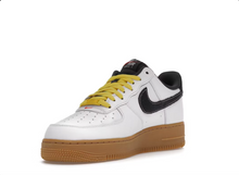 Charger l&#39;image dans la galerie, Nike Air Force 1 Low &#39;07 LV8 : un sourire supplémentaire
