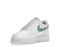 Charger l&#39;image dans la galerie, Nike Air Force 1 Low &#39;07 Essential Blanc Bleu Paisley
