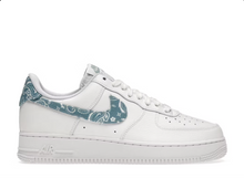 Charger l&#39;image dans la galerie, Nike Air Force 1 Low &#39;07 Essential Blanc Bleu Paisley
