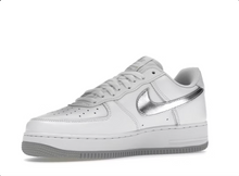 Charger l&#39;image dans la galerie, Nike Air Force 1 &#39;07 Low Couleur du mois Blanc Métallique Argent
