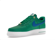 Charger l&#39;image dans la galerie, Nike Air Force 1 Low &#39;07 LV8 40e anniversaire Malachite
