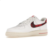 Charger l&#39;image dans la galerie, Nike Air Force 1 Low &#39;07 LV8 Tartan Plaid Blanc Rouge Université
