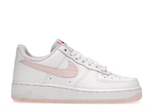 Charger l&#39;image dans la galerie, Nike Air Force 1 Low VD Saint-Valentin (2022)
