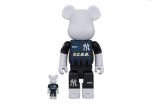 Charger l&#39;image dans la galerie, Ensemble Bearbrick x FCRB x MLB (New York Yankees) 100 % et 400 %
