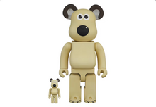 Charger l&#39;image dans la galerie, Bearbrick Wallace &amp; Gromit « Gromit » Ensemble 100% et 400%
