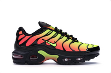 Charger l&#39;image dans la galerie, Nike Air Max Plus Noir Volt Rouge Solaire
