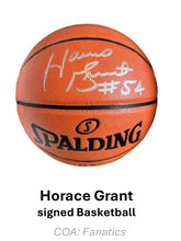 Charger l&#39;image dans la galerie, Ballon de basket signé par Horace Grant
