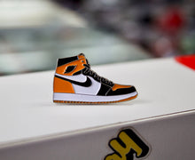 Charger l&#39;image dans la galerie, Pin&#39;s de baskets AJ1 « Shattered Backboard »
