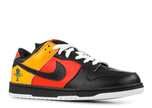 Load image into Gallery viewer, Nike Dunk SB Low Raygun Size (2005) 9 US
