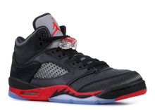 Charger l&#39;image dans la galerie, Jordan 5 Retro Satin Bred (GS) Taille 7Y
