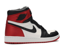 Charger l&#39;image dans la galerie, Wmns air Jordan 1 high og &quot;satin black toe&quot; Taille 7.5W
