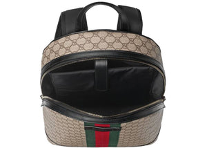 Sac à dos Gucci avec fermeture éclair sur le dessus et détail Web suprême GG