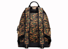 Charger l&#39;image dans la galerie, Sac à dos Stark MCM x BAPE de taille moyenne, camouflage Visetos
