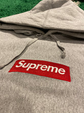 Charger l&#39;image dans la galerie, Sweat à capuche Supreme Box Logo - Gris/Rouge (2016)
